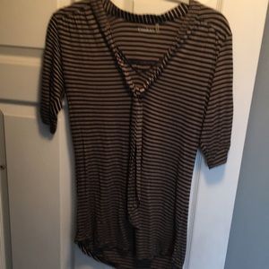 Cute T-shirt slightly dressier with a cute tie in the front